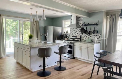 Tonawanda Maison | Waterfront house near the Niagara Falls/ Outlet Mall/ Plaza/ Bills Stadium
