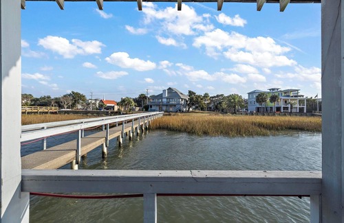 Isle of Palms Maison | Waterfront Isle of Palms Home w/Pool, Dock and Large Deck: Incredible Sunsets