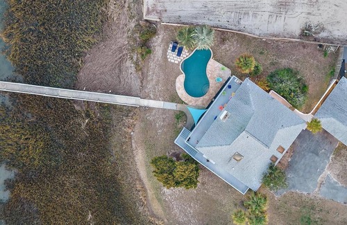 Isle of Palms Maison | Waterfront Isle of Palms Home w/Pool, Dock and Large Deck: Incredible Sunsets