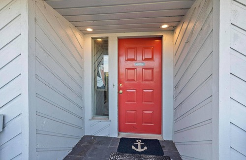 Isle of Palms Maison | Waterfront Isle of Palms Home w/Pool, Dock and Large Deck: Incredible Sunsets