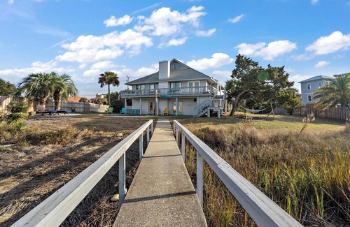Isle of Palms Maison | Waterfront Isle of Palms Home w/Pool, Dock and Large Deck: Incredible Sunsets