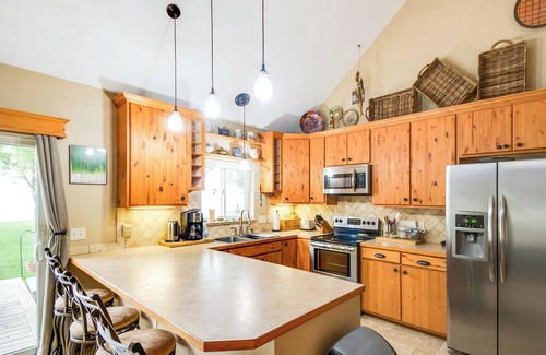 Elwood Cabine | Waterfront Johnson Lake Getaway w/ Fire Pit!