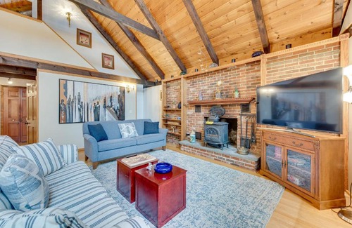 Lake Arrowhead Maison | Waterfront Lake Arrowhead Cabin with Dock and Fire Pit
