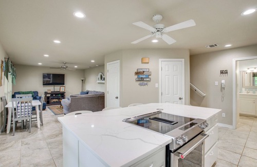 Lake Bridgeport Maison | Waterfront Lake Bridgeport Home w/ Private Dock