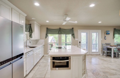 Lake Bridgeport Maison | Waterfront Lake Bridgeport Home w/ Private Dock