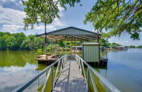 Lake Bridgeport Maison | Waterfront Lake Bridgeport Home with Private Dock