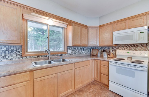 Holcombe Maison | Waterfront Lake Holcombe Getaway w/ Dock