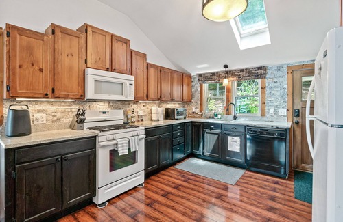 Limerick Maison | Waterfront lake house, Wood stove & Private beach, Solo Bonfire pit