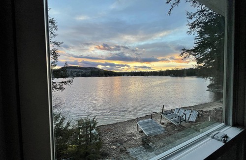 Limerick Maison | Waterfront lake house, Wood stove & Private beach, Solo Bonfire pit