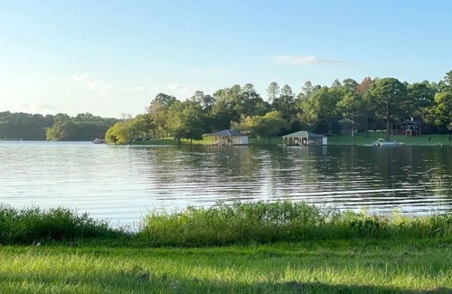 Mineola Maison | Waterfront Lake House with a pool