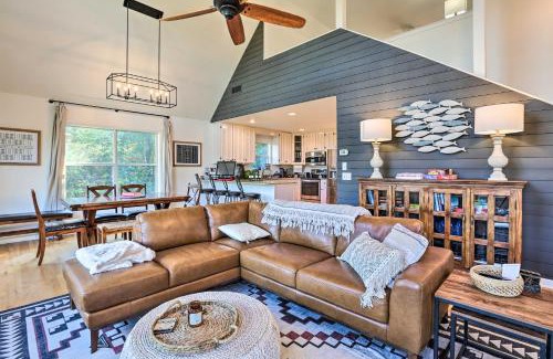 Dadeville Maison | Waterfront Lake Martin Home with Private Dock and View
