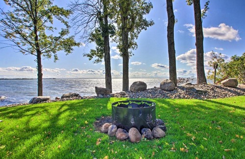 Isle Maison | Waterfront Lake Mille Lacs Lodge with Deck and Grill!
