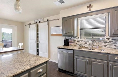 Point Venture Maison | Accueil Waterfront Lake Travis à Point Venture, peut accueillir jusqu'à 12, grande terrasse extérieure