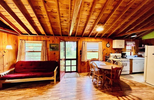 Melvin Village Cottage | Waterfront Lake Winnipesaukee cottages sur une plage de sable privée peut accueillir 12 W / quai