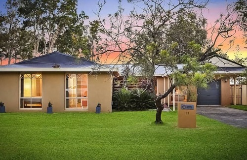 Chittaway Bay Maison | Waterfront Lakehouse Hot Tub Kayaks Paddle Board