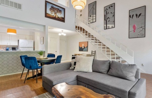 Riverside Appartement | Waterfront Loft w/ Pool, Park Views + Private Balcony