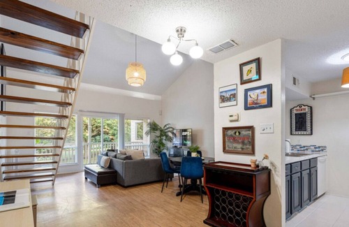 Riverside Appartement | Waterfront Loft w/ Pool, Park Views + Private Balcony