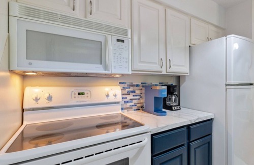 Riverside Appartement | Waterfront Loft w/ Pool, Park Views + Private Balcony