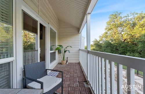 Riverside Appartement | Waterfront Loft w/ Pool, Park Views + Private Balcony