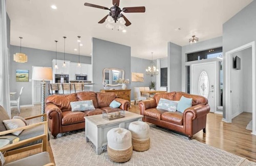 Runaway Bay Maison | Waterfront Luxury Getaway for Gatherings - 180 Degree Views, Large Deck & Dock