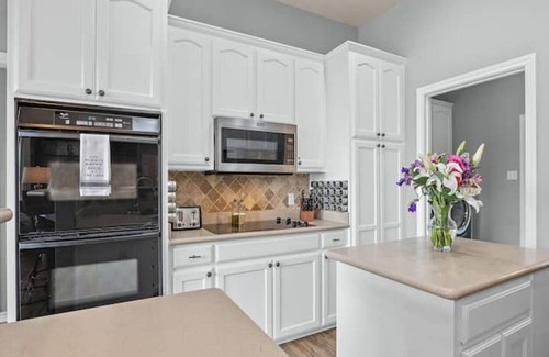 Runaway Bay Maison | Waterfront Luxury Getaway for Gatherings - 180 Degree Views, Large Deck & Dock
