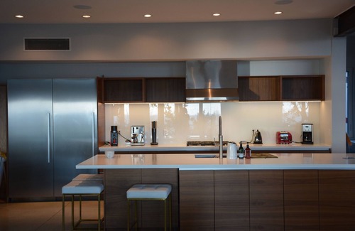 Gibsons Maison | Bord de l'eau au milieu du siècle moderne, Brand New 4300 sq. Ft. Va-t-en. Emplacement parfait