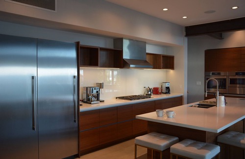 Gibsons Maison | Bord de l'eau au milieu du siècle moderne, Brand New 4300 sq. Ft. Va-t-en. Emplacement parfait