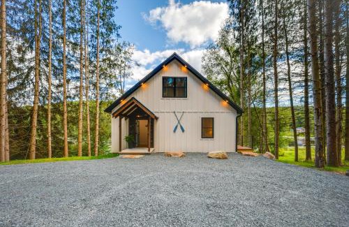 New Albany Maison | Waterfront New Albany Retreat with Therapy Animals