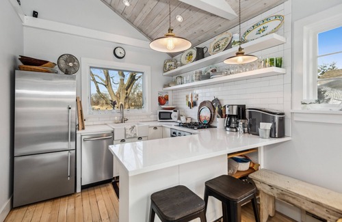 East Marion Cabine | Waterfront NoFo Cottage with public beach access