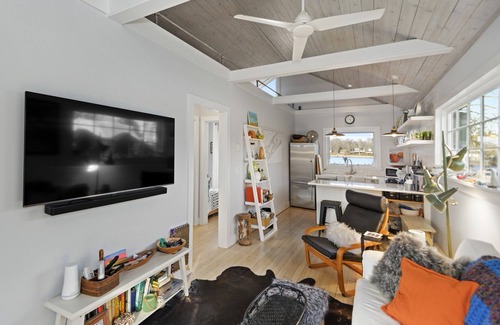 East Marion Cabine | Waterfront NoFo Cottage with public beach access