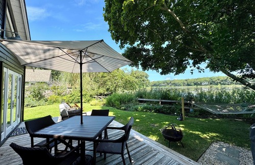 East Marion Cabine | Waterfront NoFo Cottage with public beach access