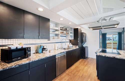 Silver Cay Cottage | Waterfront~Nostalgic Beach Cottage