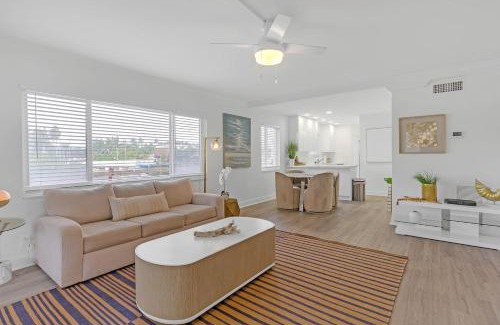 Boca Raton Appartement | Waterfront Oasis 2BR 2BA with Pool, Gym, Balcony & Parking