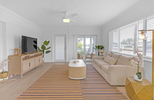 Boca Raton Appartement | Waterfront Oasis 2BR 2BA with Pool, Gym, Balcony & Parking