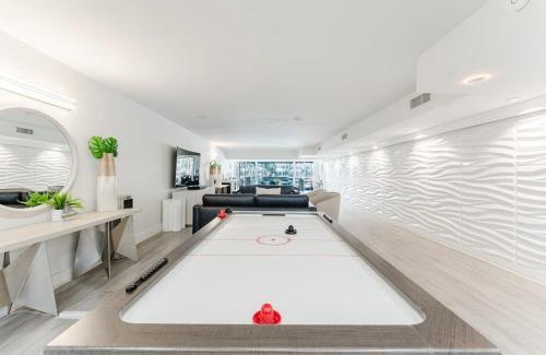 Boca Raton Appartement | Waterfront Oasis 2BR 2BA with Pool, Gym, Balcony & Parking