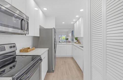 Boca Raton Appartement | Waterfront Oasis 2BR 2BA with Pool, Gym, Balcony & Parking