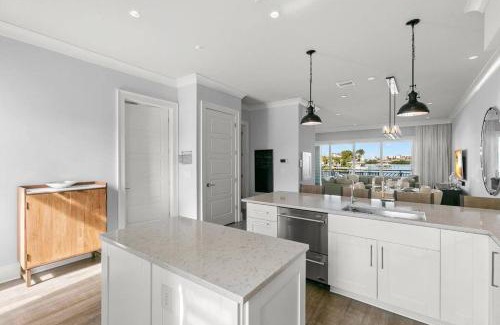 Clearwater Beach Maison | Waterfront Oasis 3 BR/4 beds~3 min walk to beach.