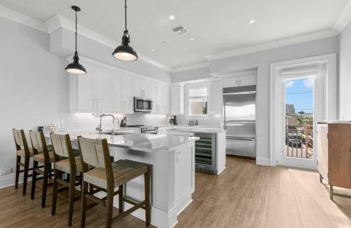 Clearwater Beach Maison | Waterfront Oasis 3 BR/4 beds~3 min walk to beach.