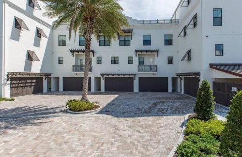 Clearwater Beach Maison | Waterfront Oasis 3 BR/4 beds~3 min walk to beach.