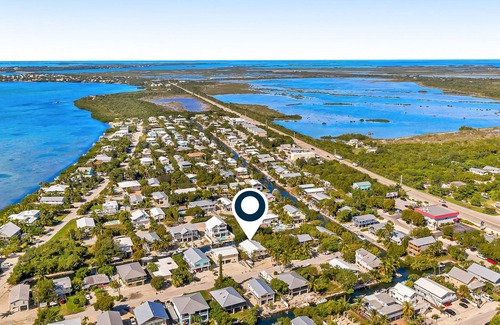 Cutthroat Harbor Estates Maison | Waterfront Oasis with Private Dock, Firepit, Grill & WiFi - Snowbirds Welcome