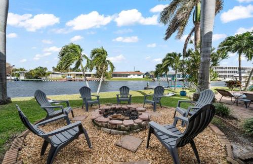 Cocoa Isles Maison | Waterfront Oasis1 blk to beach-Kayaks-Game room