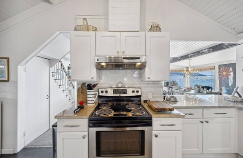 Burley Maison | Waterfront - On The Beach! Green Cleaned-Pet Friendly