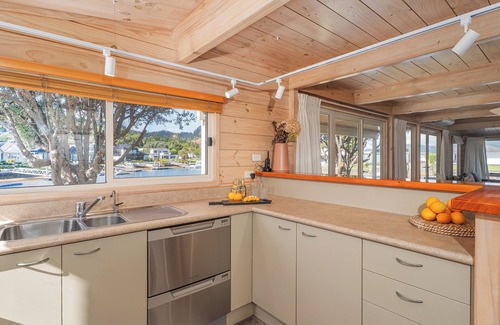 Pauanui Maison | Waterfront Paradise - Pauanui Holiday Home