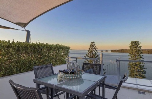 The Entrance Appartement | Waterfront Penthouse with heated jacuzzi and private rooftop terrace