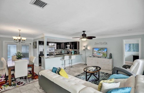 Dolphin Isles Maison | Waterfront | Pool | Game Room