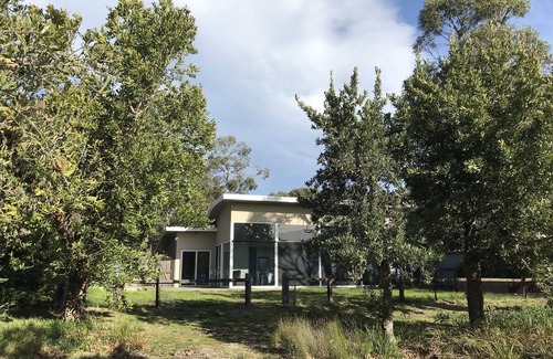 Banksia Peninsula Maison | Waterfront Property with Private Jetty in Bushland Setting