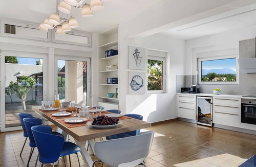 Nopigia Villa | Waterfront Private Peaceful Luxury Family-Friendly SEULEMENT 10 étapes de la mer