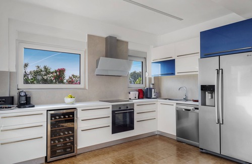 Nopigia Villa | Waterfront Private Peaceful Luxury Family-Friendly SEULEMENT 10 étapes de la mer