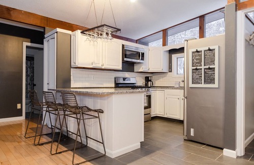 Eidelweiss Village Maison | Waterfront property with hot tub near North Conway