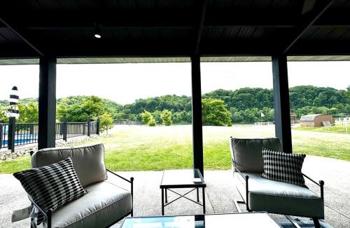 Roscoe Maison | Waterfront Resort Escape